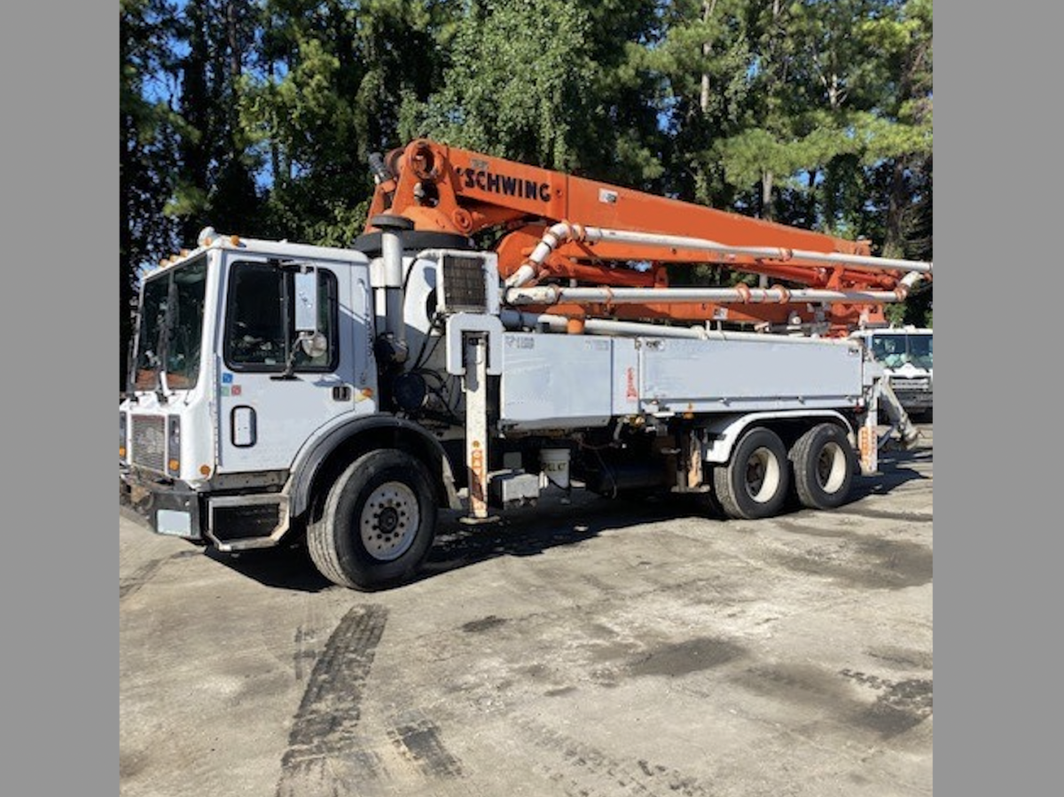 SOLD 2005 34m Schwing on 2005 MACK Global Concrete Pumps